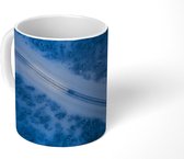 Mok - Besneeuwde weg door het pijnboombos - 350 ML - Beker