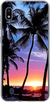 Geschikt voor Samsung Galaxy A10 hoesje - De kleurrijke zonsondergang achter een rij met palmbomen op Hawaï - Siliconen Telefoonhoesje