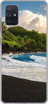 Geschikt voor Samsung Galaxy A71 hoesje - Een zwart zandstrand van Hawaii - Siliconen Telefoonhoesje