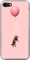 Geschikt voor iPhone SE 2020 hoesje - Teckel zweeft omhoog door een ballon - Siliconen Telefoonhoesje