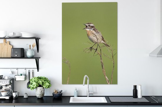 Tableau sur toile Un Whinchat chante sur une brindille - 90x140 cm - Décoration murale