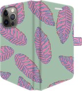 Apple iPhone 13 Pro Telefoonhoesje - Portemonneehoesje  - Met pasjeshouder - Met Plantenprint - Tropische Blaadjes - Lichtgroen