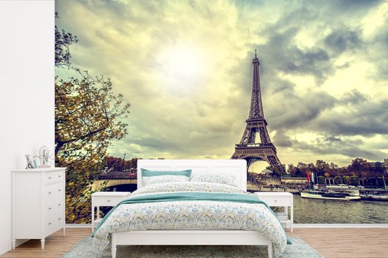 Behang - Fotobehang Uitzicht over het water op de Eiffeltoren en Parijs - Breedte 420 cm x hoogte 280 cm