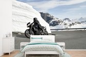 Une moto dans les montagnes enneigées papier peint photo vinyle largeur 525 cm x hauteur 350 cm - Tirage photo sur papier peint (disponible en 7 tailles)