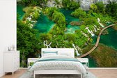Behang - Fotobehang Uitzicht op watervallen in het Nationaal park Plitvicemeren in Kroatië - Breedte 390 cm x hoogte 260 cm
