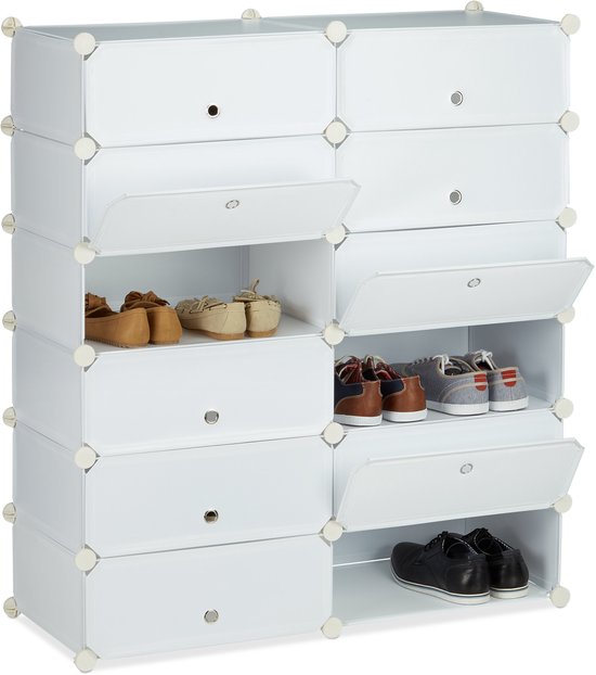 Meuble de rangement blanc avec des compartiments ouverts, rempli de diverses chaussures.