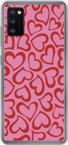Geschikt voor Samsung Galaxy A41 hoesje - Een illustratie van behang met rode hartjes - Siliconen Telefoonhoesje