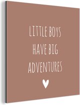 Wanddecoratie Metaal - Aluminium Schilderij Industrieel - Engelse quote "Little boys have big adventures" met een hartje tegen een bruine achtergrond - 20x20 cm - Dibond - Foto op aluminium - Industriële muurdecoratie - Voor de woonkamer/slaapkamer