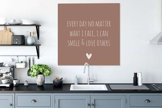 Tableau sur toile avec citation en anglais Chaque jour, peu importe ce à quoi je fais face, je peux sourire et aimer les autres sur fond marron - 90x90 cm - Décoration murale