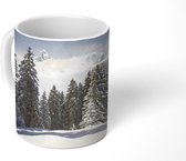 Mok - Koffiemok - De besneeuwde bomen in de bergen zorgen voor een kerstsfeer - Mokken - 350 ML - Beker - Koffiemokken - Theemok