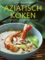 Groot handboek Aziatisch koken, met noedelsoep, garnalen en lente-ui in blauwe kom. Groen blad op achtergrond.