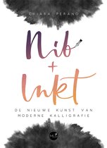 Boekomslag met 'Nib + Inkt' in kalligrafische letters, met zachte inktvlekken aan de boven- en onderkant. Gekleurd in paars en oranje.