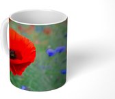 Mok - Paarse en rode klaprozen in een weiland - 350 ML - Beker