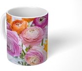 Mok - Een bosje verse boterbloemen op een lichte achtergrond - 350 ML - Beker