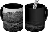 Magische Mok - Foto op Warmte Mok - Uitzicht op de bergen in Australië bij zonsondergang - zwart wit - 350 ML