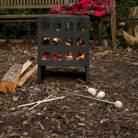 Zwarte metalen vuurkorf met brandend hout erin. Naast de korf liggen een aanmaakstok en een blaasroer.