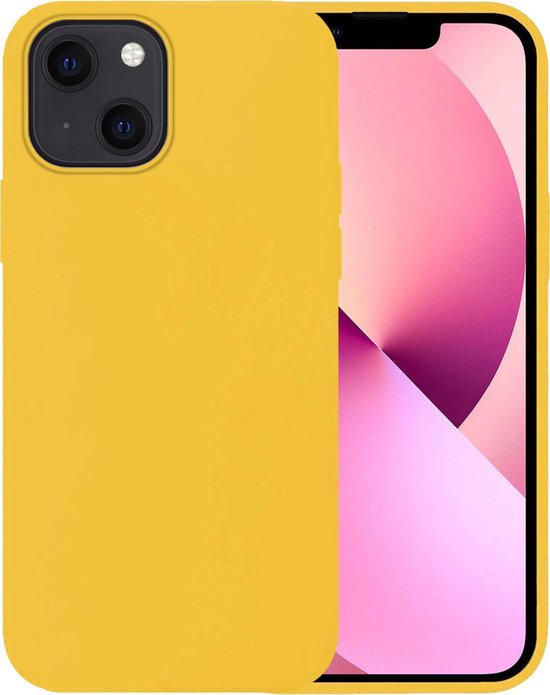 Gele siliconen hoes voor iPhone 13 Mini, gedeeltelijk over een telefoon met roze en paarse achtergrond.
