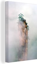 Canvas Schilderij Eenzame berg in de mist in China - 20x30 cm - Wanddecoratie
