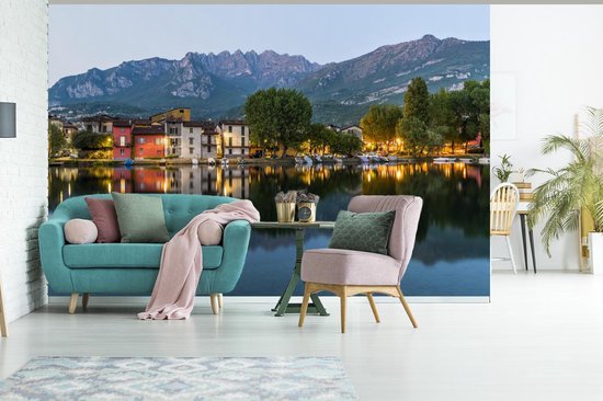Papier peint Papier peint photo en vinyle - La vie nocturne de Lecco au bord du lac de Côme largeur 360 cm x hauteur 240 cm - Tirage photo sur papier peint (disponible en 7 tailles)