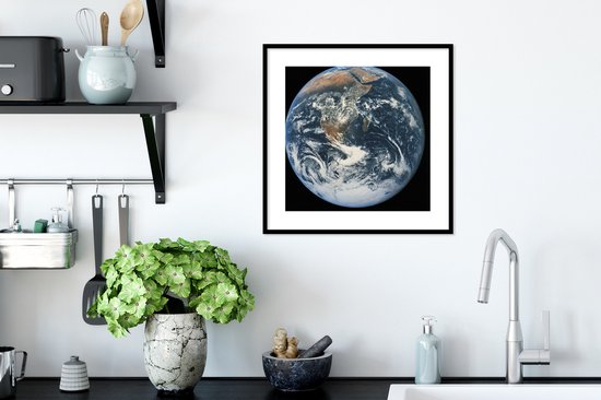 Cadre photo avec affiche - La planète Terre contre un ciel sombre - 40x40 cm - Cadre pour affiche
