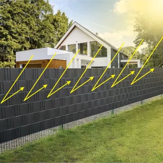 Donkergrijs vlechtbandhekwerk met verticale strepen, toont hoe zonlicht wordt geblokkeerd.