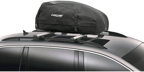 Zwarte Fischer dakkoffer tas met riemen op dakdragers van een auto.