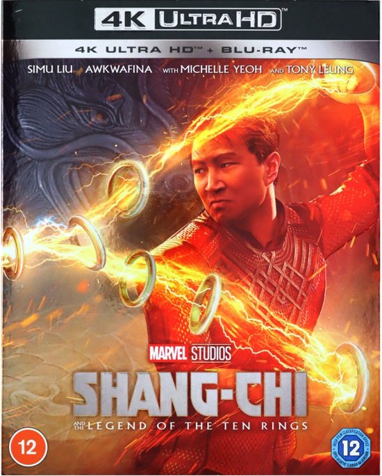 Voorkant van de Shang-Chi 4K UHD Blu-ray hoes met Simu Liu die ringen gebruikt, omringd door lichteffecten.