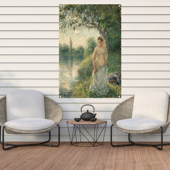 La baigneuse, femme près de l'eau sous un arbre, style impressionniste, accrochée à l'extérieur près de meubles de jardin.