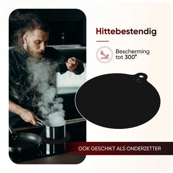 Un chef cuisinier entouré de vapeur près d'une casserole sur une plaque à induction. Un tapis rond et noir est placé sous la casserole. Texte : « Résistant à la chaleur, Protection jusqu'à 300° ».