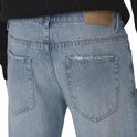 Lichtblauwe jeans met lichte scheuren bij de rechterachterzak en een bruin Only & Sons label.