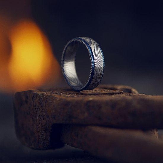 Fortis | Bague en acier Damas couleur gris gunmetal et liseré bleu - 7 mm