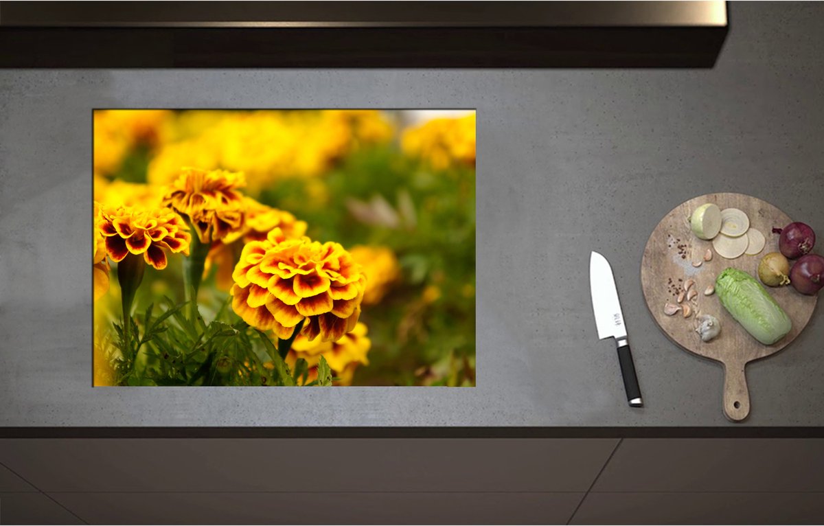 Inductieplaat Beschermer - Bloemenveld Vol Gele Afrikaantjes - 70x51 cm - 2 mm Dik - Inductie Beschermer - Bescherming Inductiekookplaat - Kookplaat Beschermer van Zwart Vinyl