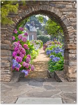 Tuinposter poort - Doorkijk - Hortensia - Bloemen - Natuur - Huis - Zomer - Tuindoek - Tuin - Schuttingdoek - 90x120 cm - Schutting decoratie - Tuindecoratie - Tuinschilderij voor buiten - Buitenposter