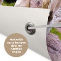 Detail van een metalen ring van een poster met de tekst 'Makkelijk op te hangen door de handige ringen'.
