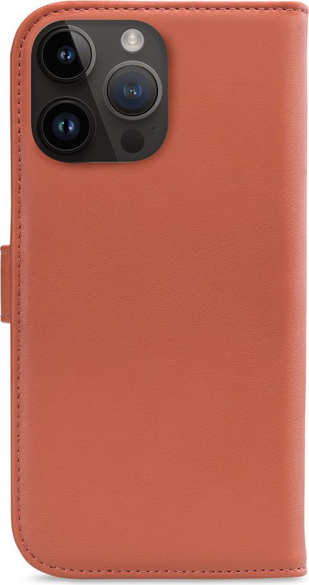 Étui portefeuille rouge style livre avec la zone de la caméra du téléphone visible.