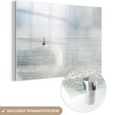 MuchoWow® Glasschilderij 120x80 cm - Schilderij acrylglas - Zeilboot vaart voor de kust van Schotland - Foto op glas - Schilderijen