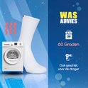 Chaussette à picots blanche à côté d'une machine à laver et d'un sèche-linge, lavage à 60 degrés.
