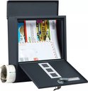 Boîte aux lettres grise ouverte avec lettres, une clé et un rouleau de journaux, avec une serrure sur le rabat.