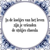 Tegeltje met Spreuk (Tegeltjeswijsheid): In de koekjes van het leven zijn je vrienden de stukjes chocola + Kado verpakking & Plakhanger
