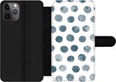 Bookcase Geschikt voor iPhone 11 Pro telefoonhoesje - Stippen - Grijs - Wit - Met vakjes - Wallet case met magneetsluiting