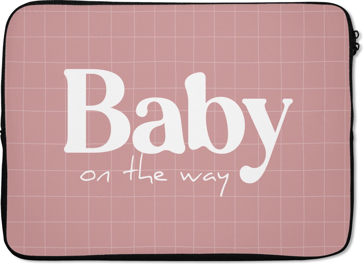 Laptophoes 13 inch - Quotes - Baby on the way - Spreuken - Baby - Laptop sleeve - Binnenmaat 32x22,5 cm - Zwarte achterkant