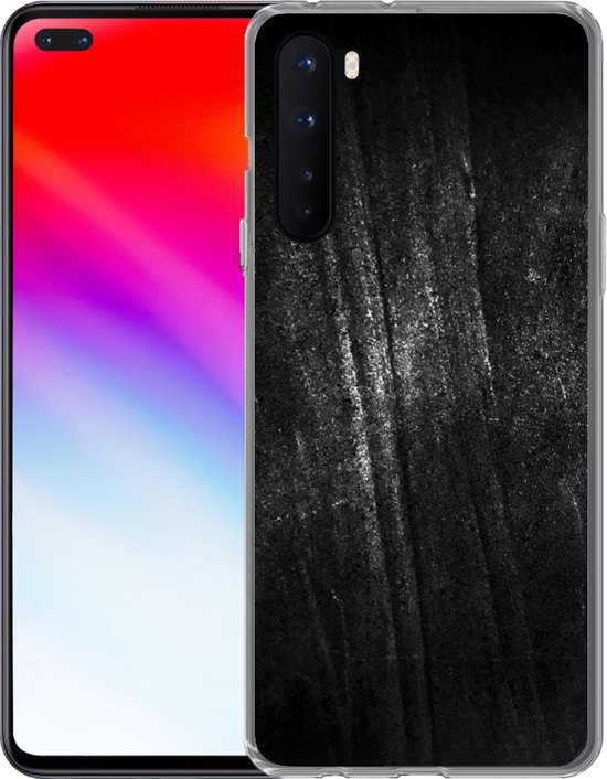 Telefoonhoesje met zwarte metaalprint, geplaatst naast een smartphone met een kleurrijk scherm.