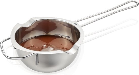 RVS smeltpan met lange steel en gevulde bruine chocolade.