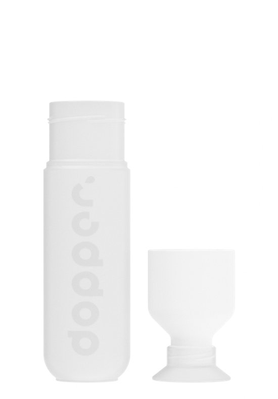 Witte Dopper fles met dop ernaast. Het woord 'dopper' staat erop.