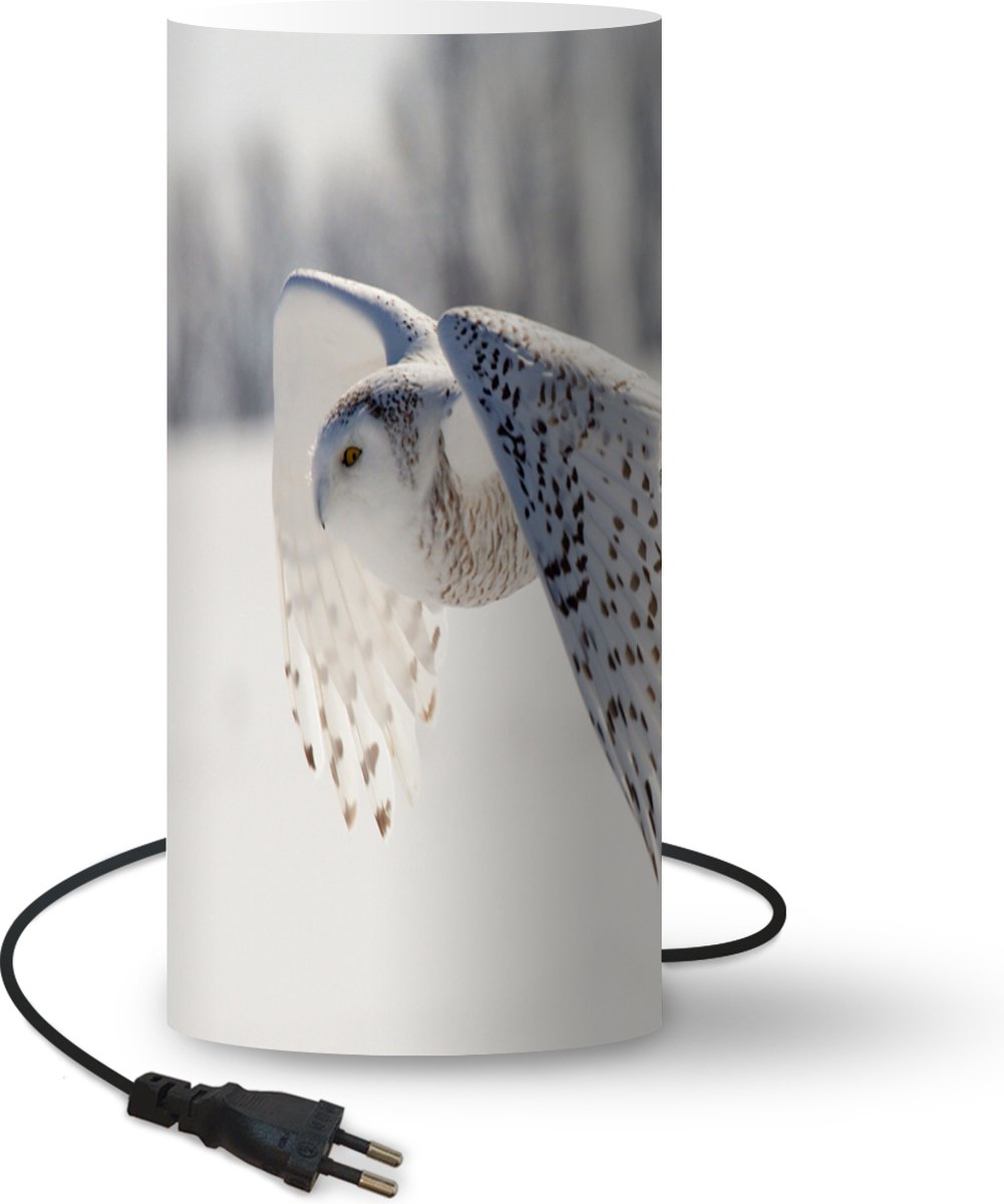 Lamp - Nachtlampje - Tafellamp slaapkamer - Sneeuwuil vliegt over een winterlandschap - 54 cm hoog - Ø24.8 cm - Inclusief LED lamp
