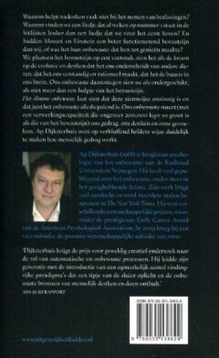 Achterkant boek met foto van auteur, tekst en ISBN.