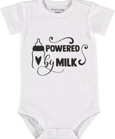 Baby Rompertje met tekst 'Powered by milk 2' |Korte mouw l | wit zwart | maat 50/56 | cadeau | Kraamcadeau | Kraamkado