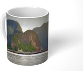 Mok - Vissersdorp Ko Panyi te zien voor de bergen - 350 ML - Beker - Uitdeelcadeautjes