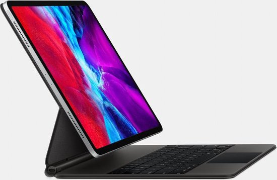 Zilverkleurige iPad Pro met Magic Keyboard, staand met scherm open.