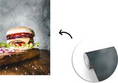 Behang - Fotobehang Broodje hamburger met rode uien en kaas - Breedte 190 cm x hoogte 280 cm